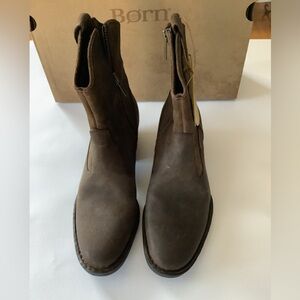 NIB Born Karin Tobacco Suede Boots
Sz 6